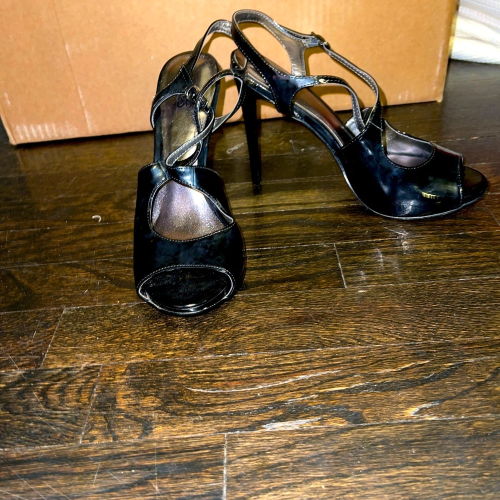 Patent leather criss cross pumps